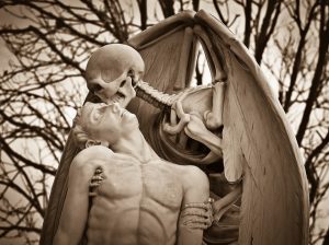 "El beso de la muerte". Escultura por Jaume Barba.